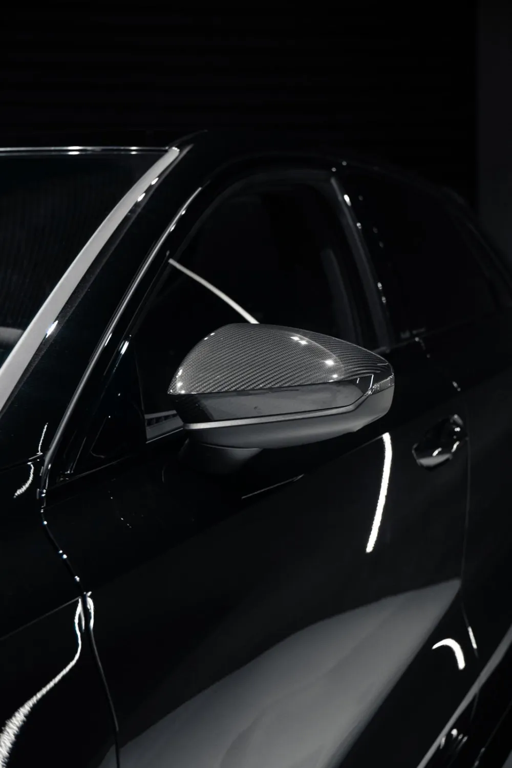 Detalle en fibra de carbono de un coche premium