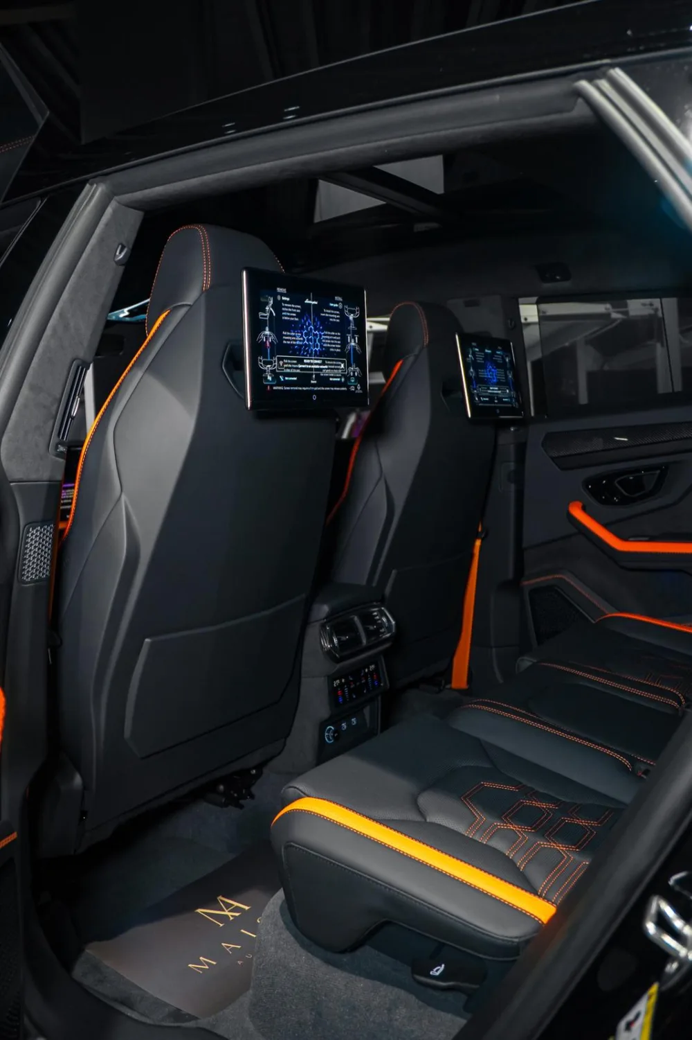 Lamborghini Urus SE — asientos con costuras naranjas